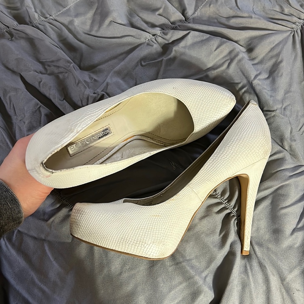 BCBG PUMPS